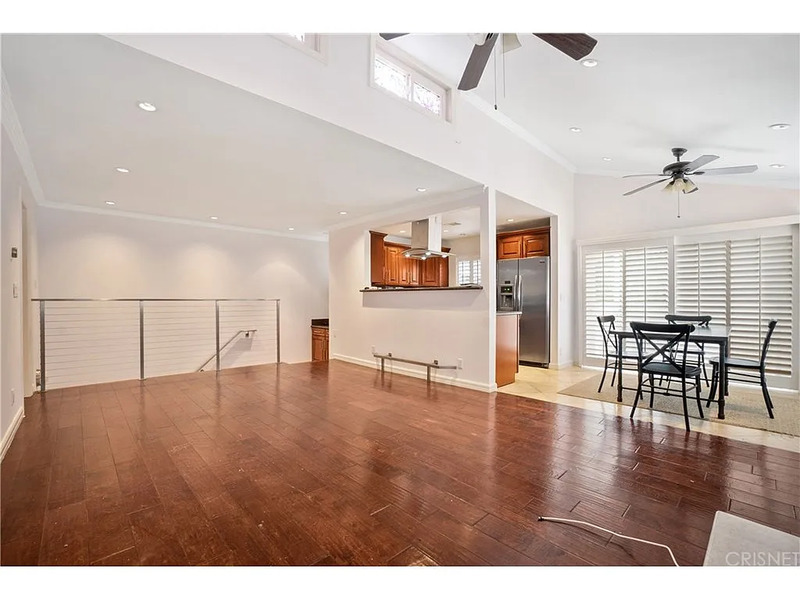 Woodland Hills Condo: 22131 Burbank Blvd