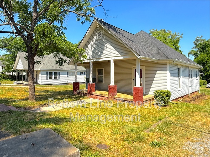 Gastonia House: 1912 Gum St
