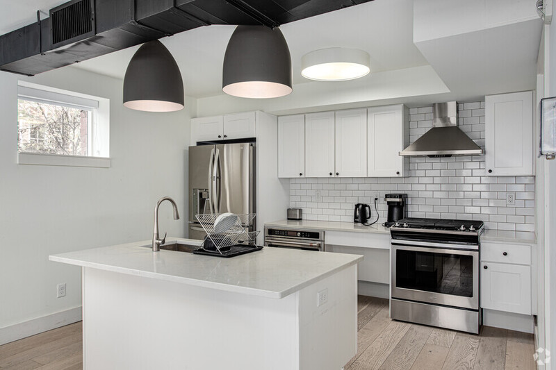 Washington House: 529 G Street Southeast #B01 2