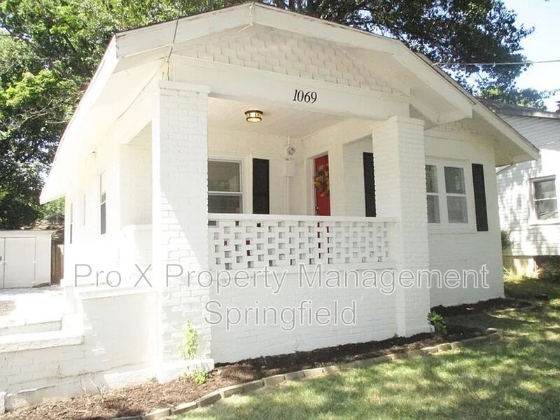 Springfield House: 1069 S Broadway Ave