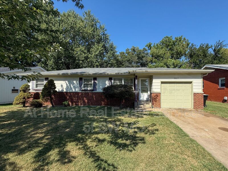 Springfield House: 2027 S Kentwood