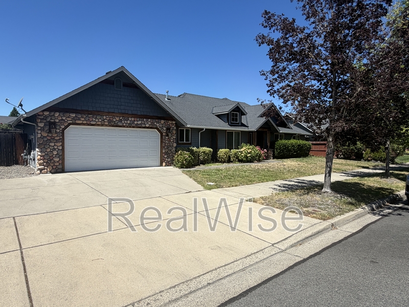 Grants Pass House: 1388 Kellenbeck Ave