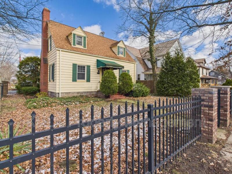 Warren House: 407 Washington St NE