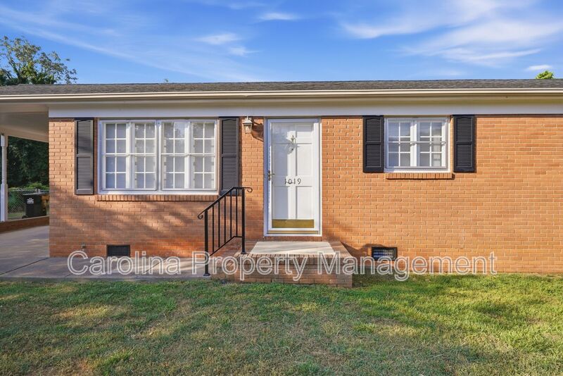Gastonia House: 1019 Carmel Dr