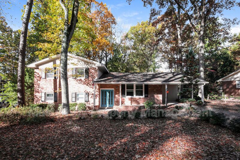 Cary House: 916 Tanglewood Dr