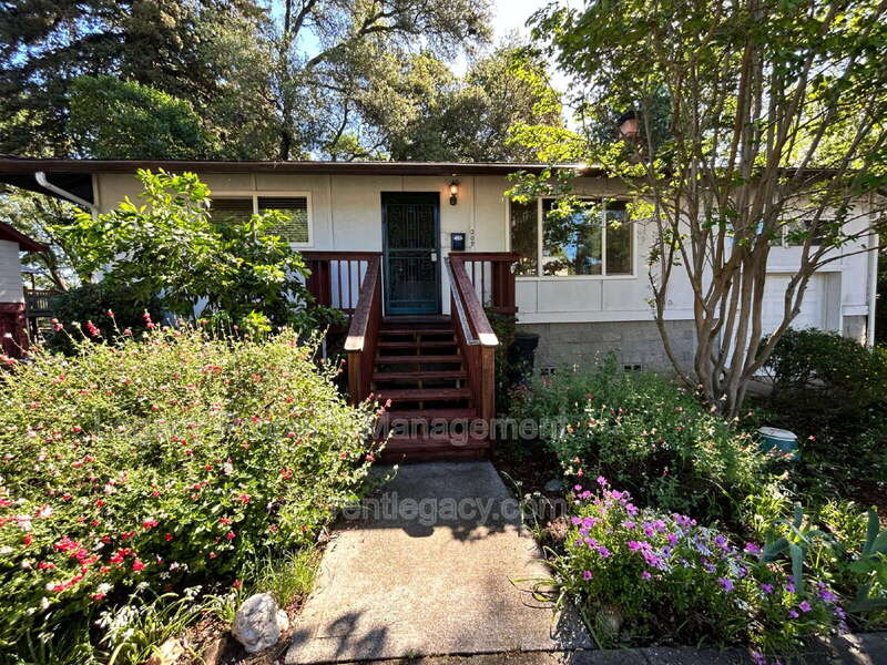 Roseville House: 209 Willow Ave