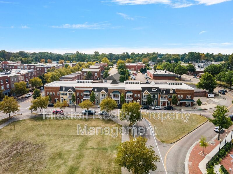 Chester Condo: 11905 Centre St