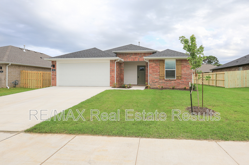 Lowell House: 203 Collie Ave