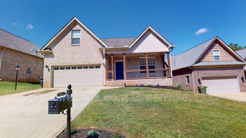 Duncan House: 939 Squires Pointe