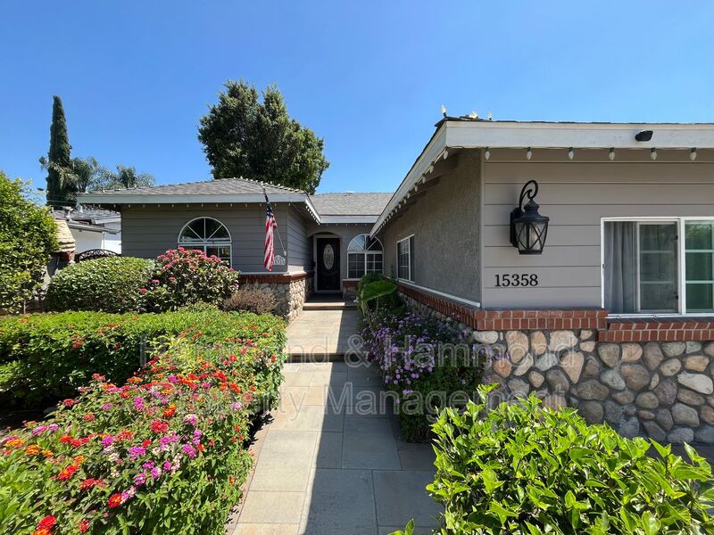 Van Nuys Condo: 15358 Leadwell St.