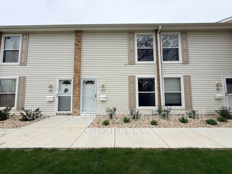 Hoffman Estates Condo: 1912 Huntington Blvd