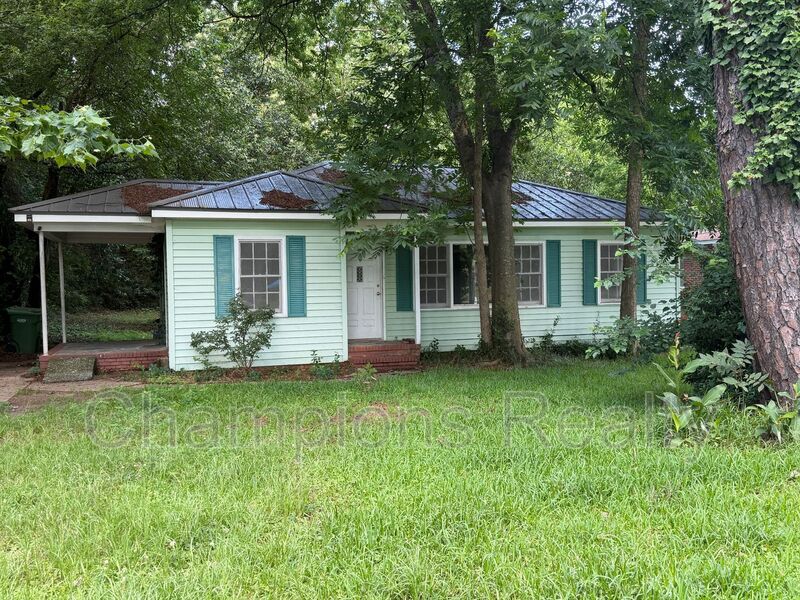 Columbus House: 3519 Woodlawn Ave