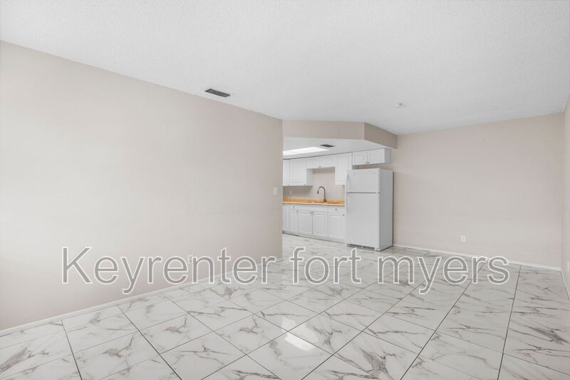 Fort Myers House: 3660 Seminole Ave