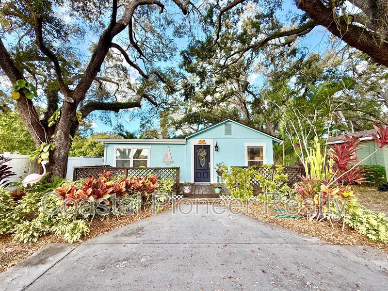 Dunedin House: 1304 New York Ave