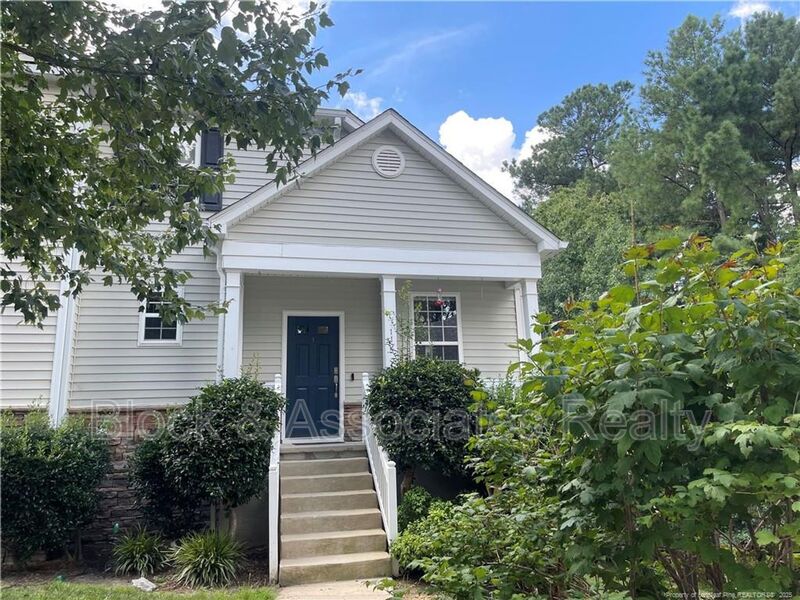 Holly Springs House: 112 Summit Oaks Ln