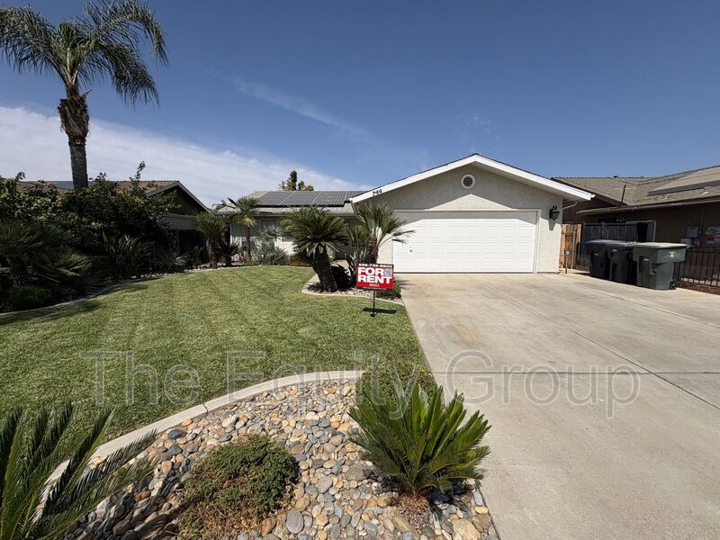 Visalia House: 744 West Buena Vista Ave