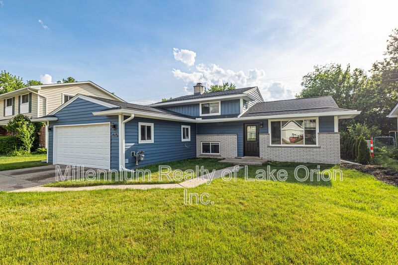 Auburn Hills House: 676 Sheffield Rd