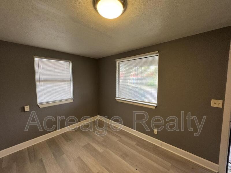 Jacksonville House: 4114 Moncrief Rd