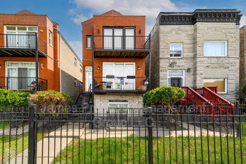 Chicago Condo: 2711 W Congress Pkwy # 1