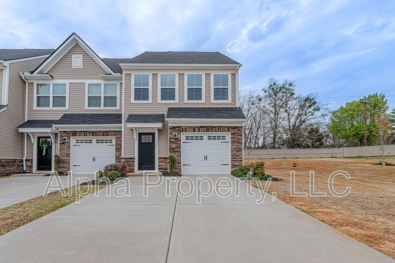 Simpsonville House: 520 Huntingdale Pl