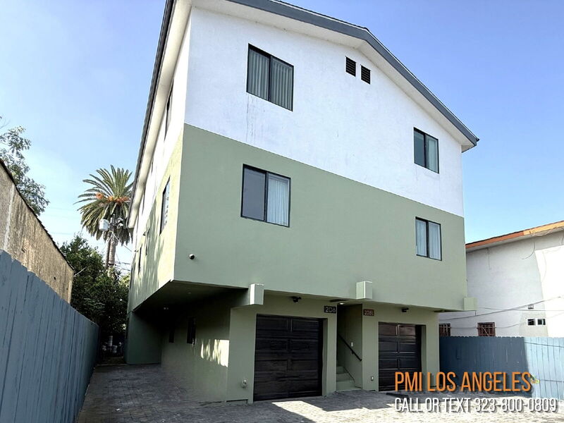 Los Angeles Condo: 208 1/2 E 87th St