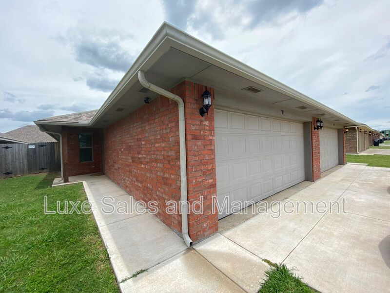 Moore House: 793 SW 13th St