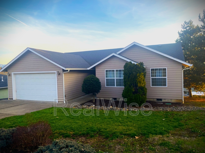 Roseburg House: 293 Armande Lp