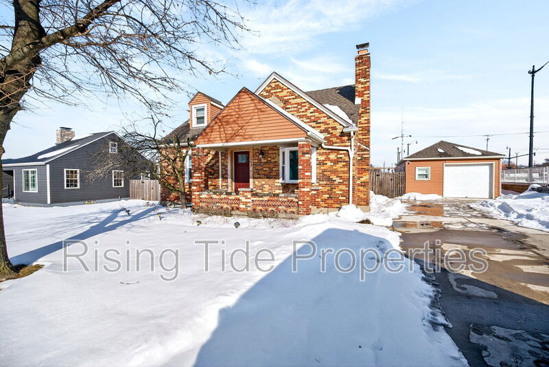 Dayton House: 1937 N Sunny Ridge Rd