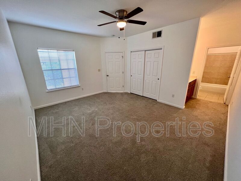 Great Location! 2 bed/3 bath condo unit in Eckhert Place, a gated community - Photo 13
