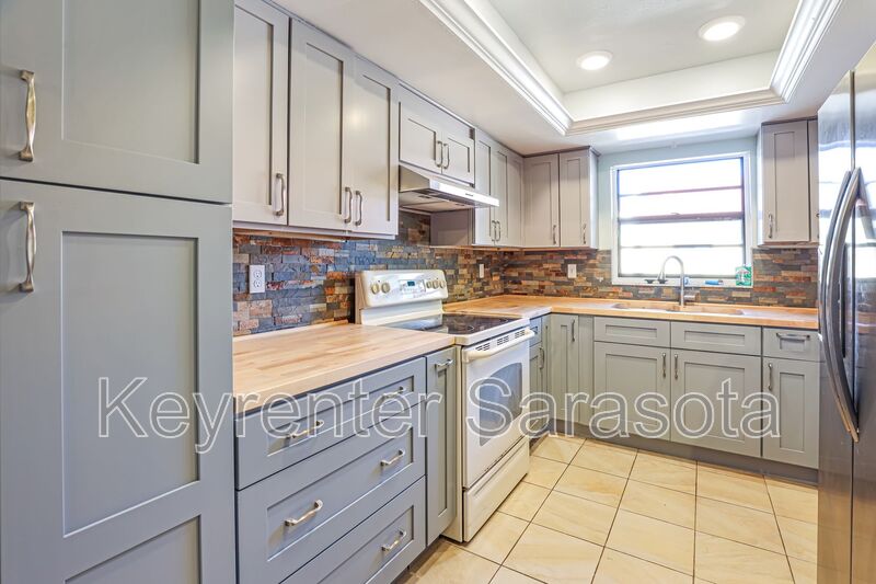 Bradenton House: 1403 56th St W