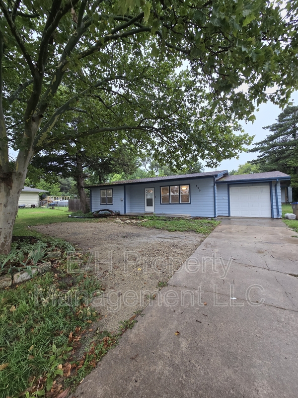 Andover House: 635 North Andover Road