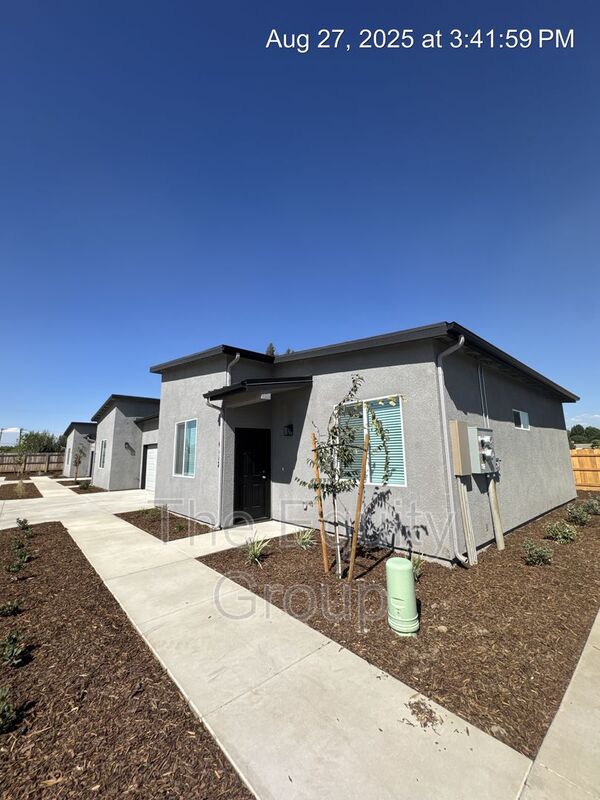 Visalia Condo: 4112 E Kaweah Avenue