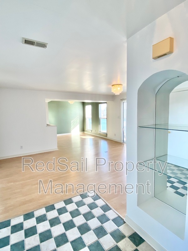 Hampton House: 212 Dockside Dr