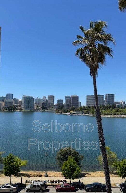 Oakland House: 1940 Lakeshore Ave
