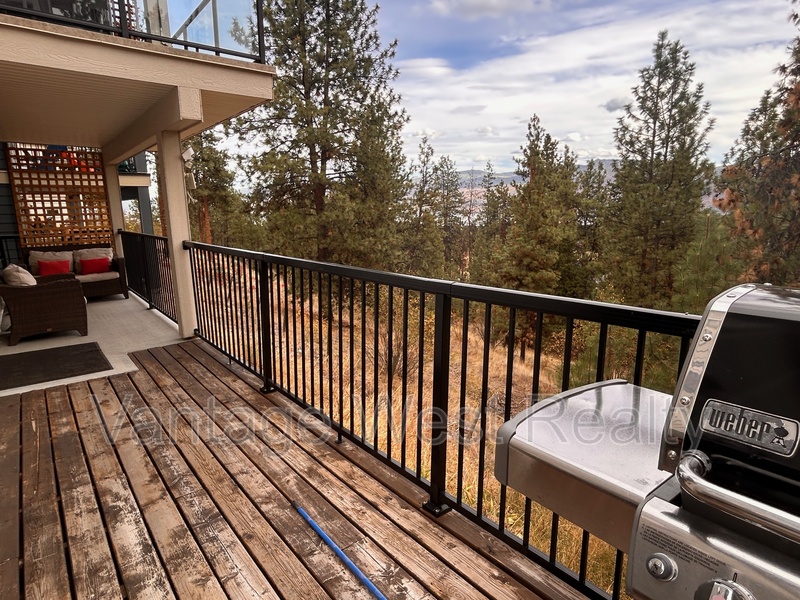 West Kelowna House: 3727-B Inverness Rd