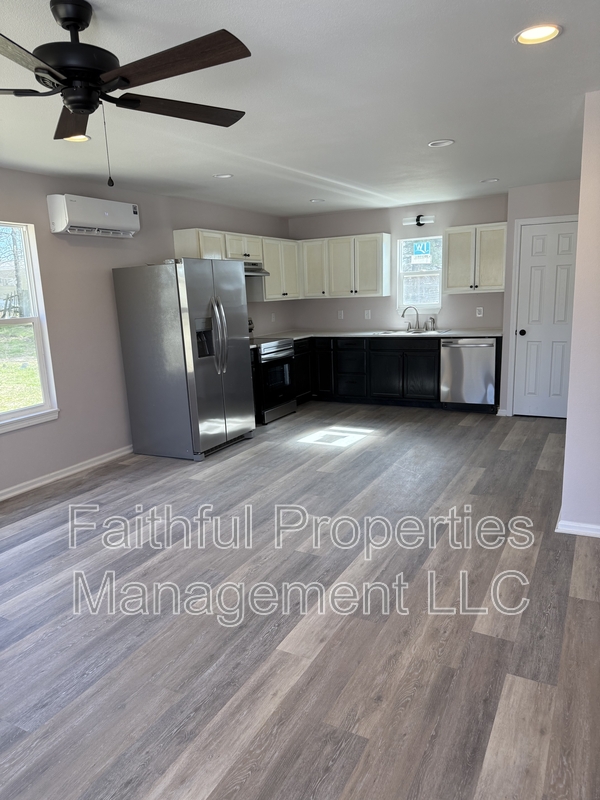 Tyler House: 13142 Big Oak Bay Road