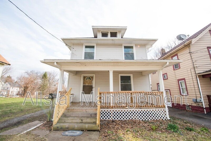 Akron House: 284 Gordon Drive