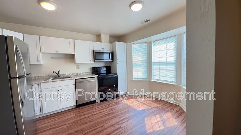 Beautiful 3 Bedroom Home in Virginia Beach with Updated Kitchen! - Photo 3