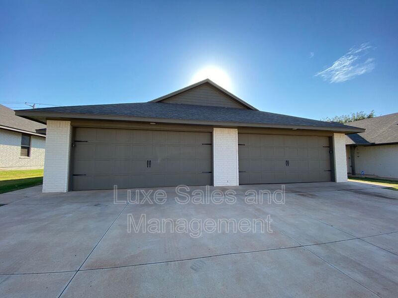 Oklahoma House: 11414 N Lincoln Blvd