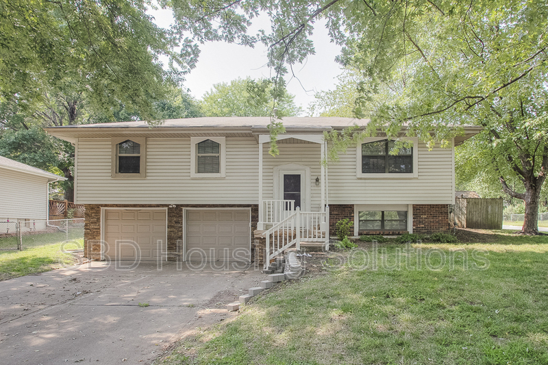 Lee's Summit House: 200 SE Crestwood Dr