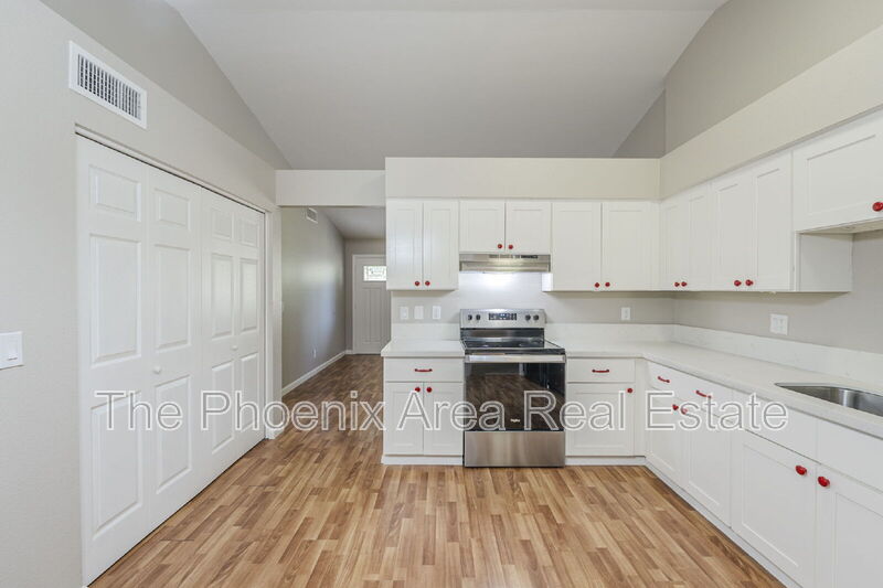 Chandler Townhome: 875 S Nebraska St