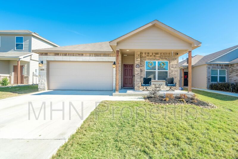 This property is both FOR SALE and FOR RENT! Beautifully Updated 3 bed/2 Bath Rausch Coleman home located in Elmendorf, 20 minutes from Downtown SA! - Photo 2