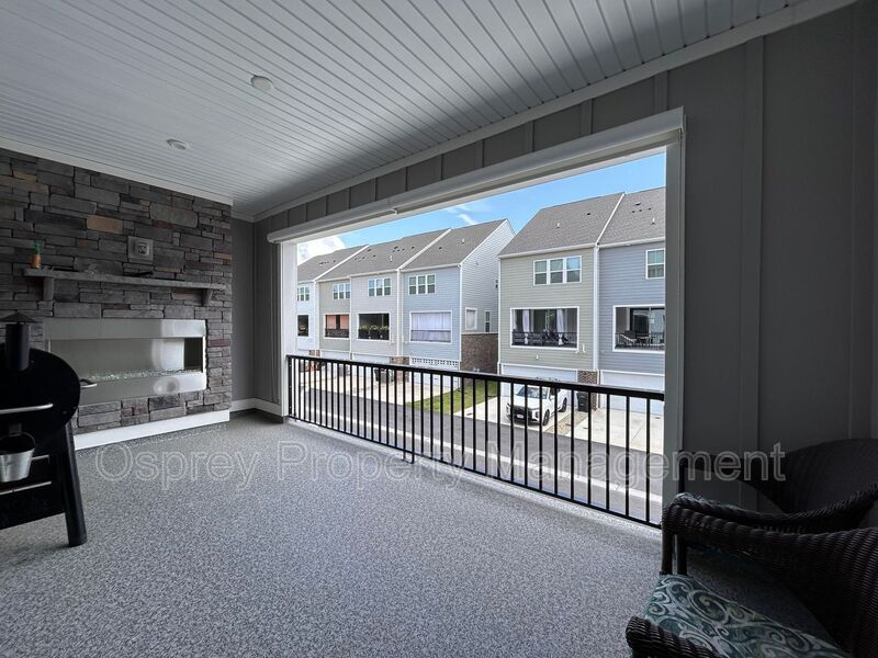 Spacious 4-Bedroom Townhome with Garage & Prime Suffolk Location!