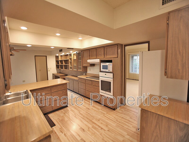 Sun City House: 17202 N Foothills Dr