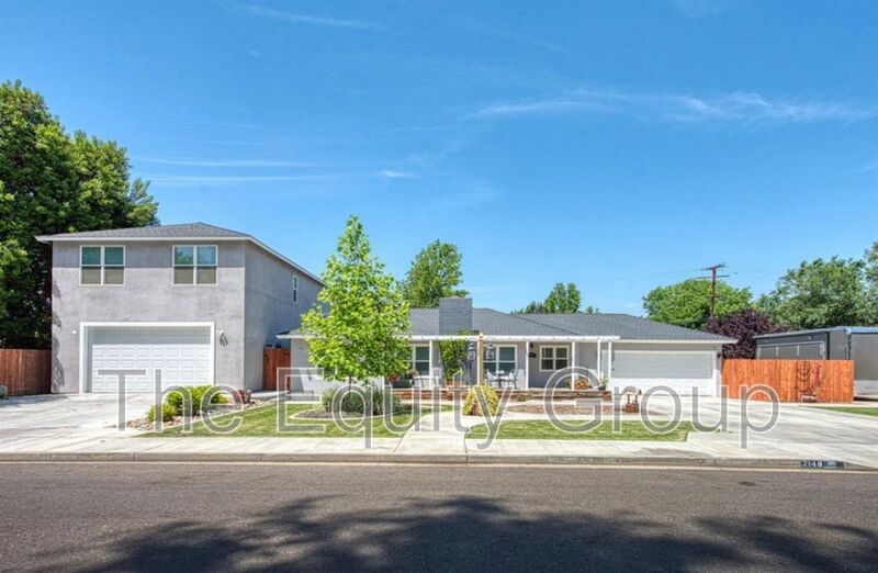 Visalia House: 2148 East College Ave