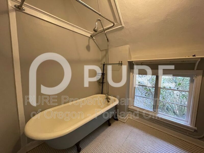 Portland House: 3104 SE Morrison St.