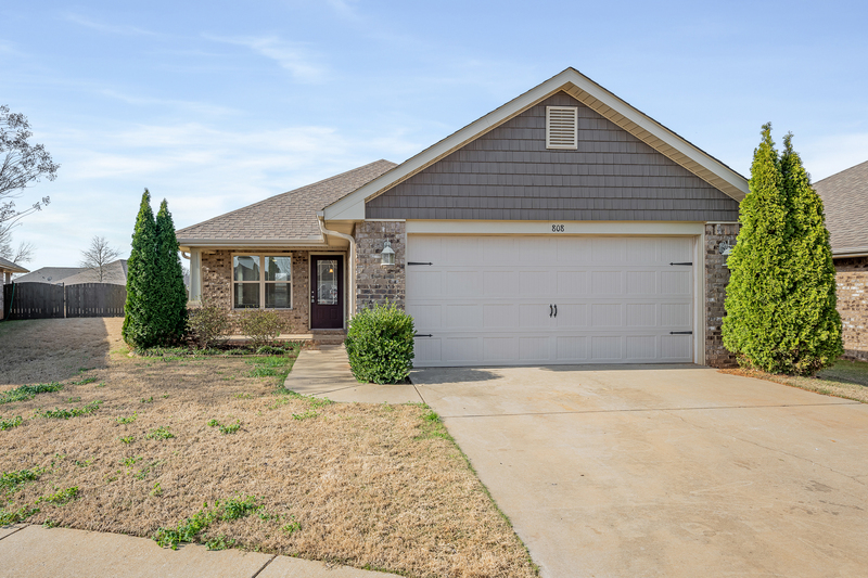 Madison House: 808 Willow Shoals Drive Southwest