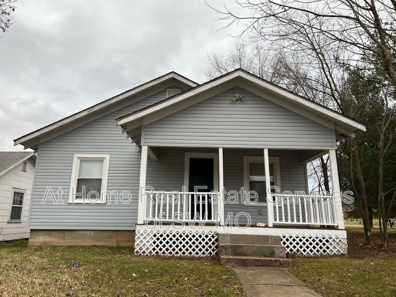 Springfield House: 948 S Nettleton