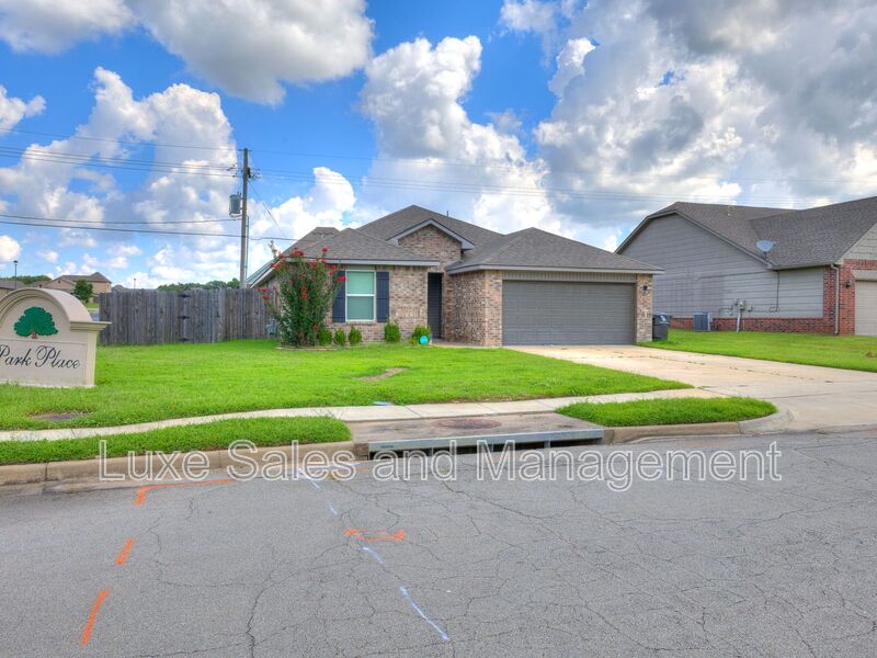 Bartlesville House: 3102 Debbie Lane