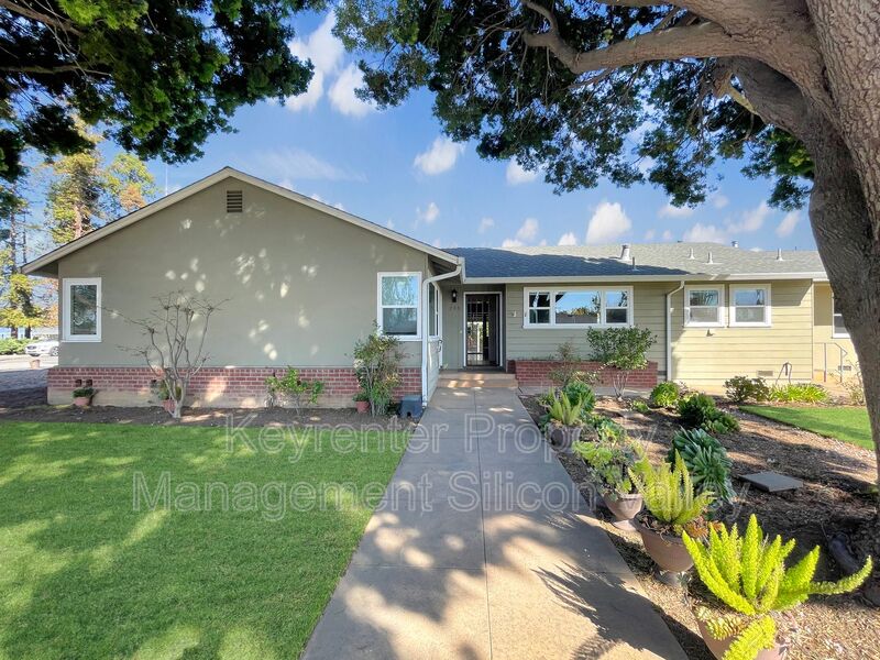 Santa Clara House: 795 Viader Ct